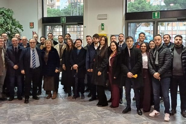 Firmati questa mattina, nella sede del dipartimento regionale della Funzione pubblica, i primi 46 contratti di assunzione dei funzionari vincitori del concorso Ripam Coesione, con fondi nazionali. A regime il reclutamento riguarderà complessivamente 70 unità. Le assunzioni rientrano nel Programma nazionale Capacità per la coesione 2021-2027 che, grazie alla sinergia tra governo nazionale e regionale, ha l'obiettivo di qualificare l'uso delle risorse europee, migliorare la performance di spesa e garantire in questo modo il pieno raggiungimento degli obiettivi di politica di coesione al Sud.