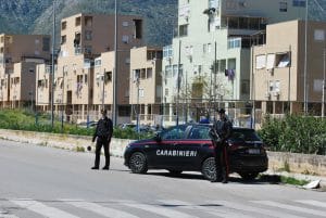 Colpi di pistola hanno raggiunto nella notte le sedi dei centri Handala e Albero della Vita, due associazioni attive nel quartiere Zen 2 di Palermo con attività di supporto sociale rivolte a donne e minori. Le vetrate degli immobili sono andate in frantumi, i carabinieri hanno avviato le indagini.
