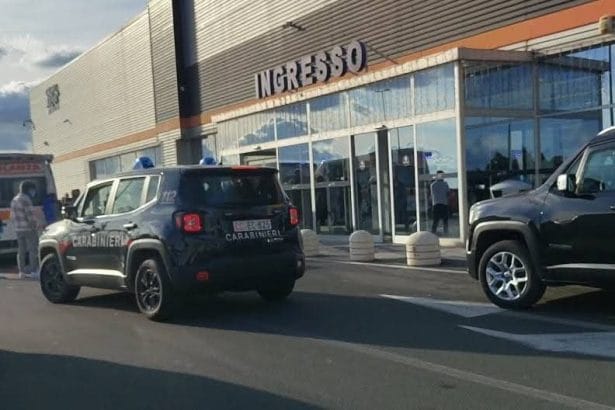 Tragedia nel parcheggio del supermercato Decò di Viale dei Fiori a Biancavilla, dove un uomo di 62 anni residente ad Adrano ha perso la vita dopo essere stato colpito da un improvviso malore. L'uomo aveva accusato un malessere mentre si trovava all'interno del punto vendita e, uscito all'esterno, si era seduto su uno dei dissuasori di sosta per riprendere fiato. Pochi istanti dopo, però, ha perso conoscenza accasciatosi al suolo.