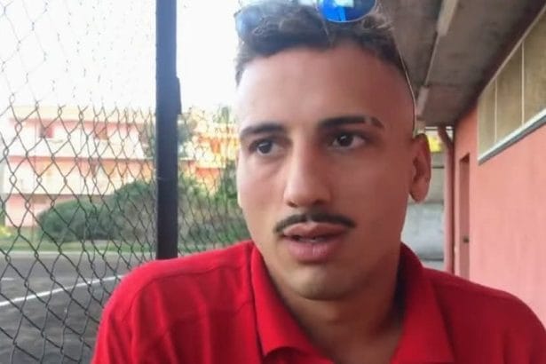 Il calcio siciliano piange la scomparsa di Cristian Desi. L'attaccante catanese si è spento a soli 28 anni in seguito a un grave incidente stradale, lasciando un vuoto incolmabile nel mondo sportivo regionale, nelle società in cui ha giocato e tra tutti coloro che hanno avuto il privilegio di conoscerlo dentro e fuori dal rettangolo di gioco.
