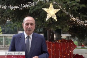 Un messaggio di auguri che diventa anche un bilancio e una dichiarazione d’intenti. Nel video diffuso in occasione della fine dell’anno, il presidente della Regione Siciliana Renato Schifani si rivolge direttamente ai siciliani, con un pensiero rivolto alle famiglie, ai giovani in cerca di opportunità, agli anziani e a chi vive quotidianamente le difficoltà legate al lavoro e al caro vita.