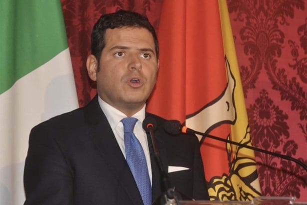 Una coincidenza temporale che pesa come un macigno sulla politica siciliana. Proprio nelle ore in cui l'Assemblea Regionale Siciliana affrontava il dibattito sulla mozione di sfiducia, dagli uffici della Procura di Palermo è partita la richiesta di rinvio a giudizio per la seconda carica della Regione: il presidente dell'Ars, Gaetano Galvagno.