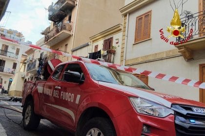 Tuttavia, all'appello mancava il cane della famiglia, rimasto bloccato all'interno dei locali invasi dal fumo. L'arrivo delle squadre dei Vigili del Fuoco è stato determinante non solo per domare le fiamme, ma soprattutto per individuare e portare in salvo l'animale, restituendolo all'affetto dei proprietari.