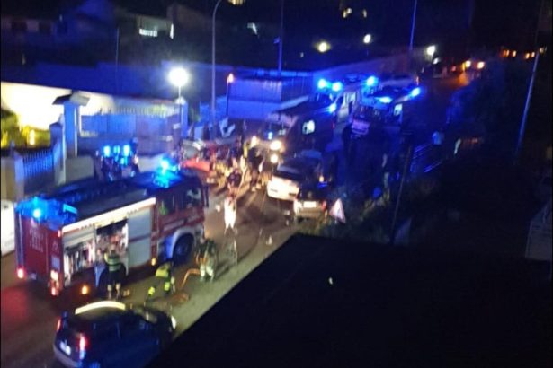 La statale 113, arteria cruciale che collega Ficarazzi al capoluogo siciliano, è rimasta interdetta al traffico per diverse ore a causa di un grave sinistro stradale verificatosi in serata. Il violento impatto, avvenuto intorno alle 20:00 nei pressi del ristorante Martorana in via Messina Marina, ha coinvolto tre automobili: una Fiat 500L, una Seat Marbella e una microcar.