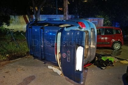 Monreale - Nel tardo pomeriggio di oggi, intorno alle 18:30, si è verificato un drammatico incidente stradale sulla circonvallazione di Monreale, nei pressi del mobilificio Fiore. A perdere la vita un uomo di 74 anni, originario della cittadina normanna, che viaggiava a bordo di una Fiat 500X.