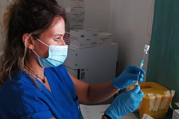 Oltre 150.000 vaccini antinfluenzali somministrati in provincia di Palermo PALERMO 12 DICEMBRE 2025 – La campagna antinfluenzale dell’ASP di Palermo registra un primo traguardo significativo: sono oltre 150 mila le dosi, già, somministrate nei Centri vaccinali aziendali, negli studi dei medici di medicina generale, dei pediatri di libera scelta e nelle farmacie del territorio. Un dato in crescita rispetto allo stesso periodo del 2024 e che conferma la risposta positiva della popolazione.