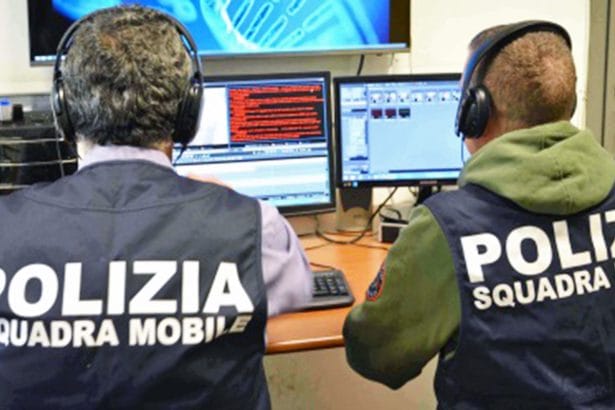 Con le estorsioni Cosa nostra mantiene le famiglie dei carcerati. E servono sempre più soldi, perché ci sono sempre più arresti, come è stato evidenziato oggi da magistrati e poliziotti nel corso della conferenza stampa successiva all'operazione che a Palermo ha portato in carcere e ai domiciliari 50 persone.