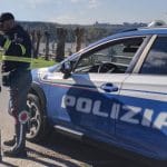 Gli agenti della Polizia Stradale di Sant'Agata di Militello sono arrivati sul posto in poco tempo, hanno prestato i primi soccorsi e accompagnato il conducente al pronto soccorso dell'ospedale di Patti. I medici gli hanno assegnato una prognosi di trenta giorni. Poteva andare molto peggio — e probabilmente lo sa anche lui, ammesso che ricordi qualcosa di quella corsa.