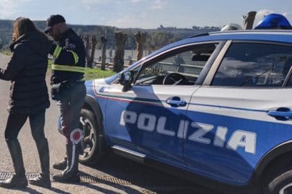 Gli agenti della Polizia Stradale di Sant'Agata di Militello sono arrivati sul posto in poco tempo, hanno prestato i primi soccorsi e accompagnato il conducente al pronto soccorso dell'ospedale di Patti. I medici gli hanno assegnato una prognosi di trenta giorni. Poteva andare molto peggio — e probabilmente lo sa anche lui, ammesso che ricordi qualcosa di quella corsa.