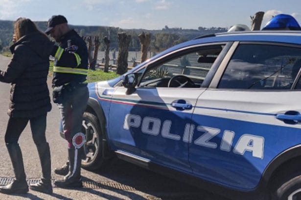 Gli agenti della Polizia Stradale di Sant'Agata di Militello sono arrivati sul posto in poco tempo, hanno prestato i primi soccorsi e accompagnato il conducente al pronto soccorso dell'ospedale di Patti. I medici gli hanno assegnato una prognosi di trenta giorni. Poteva andare molto peggio — e probabilmente lo sa anche lui, ammesso che ricordi qualcosa di quella corsa.