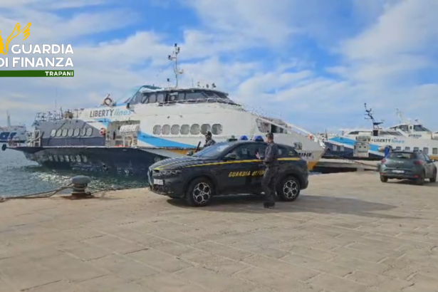 I finanzieri del Comando Provinciale di Trapani stanno dando esecuzione a un'ordinanza emessa dal Giudice per le Indagini Preliminari del Tribunale di Trapani nei confronti di sette membri apicali della governance della nota compagnia di navigazione Liberty Lines S.p.A., tutti destinatari sia della misura cautelare coercitiva del divieto di dimora nei comuni di Trapani e Milazzo sia di quella interdittiva del divieto temporaneo di esercitare uffici direttivi di imprese e persone giuridiche, a vario titolo indagati per i reati di truffa ai danni dello Stato, corruzione e frode nell'esecuzione di un servizio pubblico.