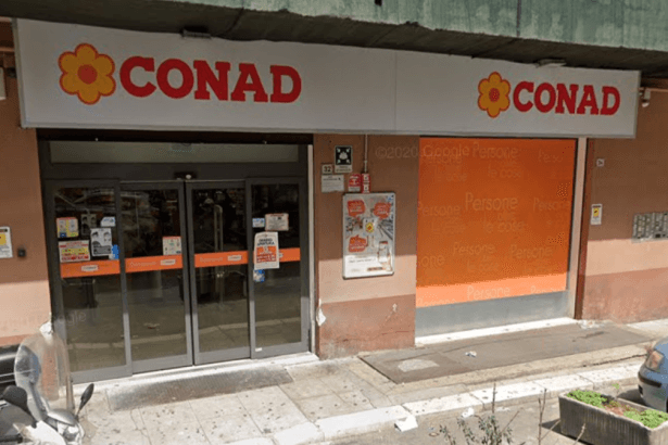 Un portavalori è stato rapinato questa mattina intorno alle 9 davanti al supermercato Conad di via Giovanni Argento, nel quartiere Villaggio Santa Rosalia a Palermo. Mentre gli operatori stavano effettuando la consegna del denaro, due uomini a bordo di uno scooter, entrambi senza casco o passamontagna, si sono avvicinati al furgone blindato: il passeggero ha afferrato una delle cassette dalle mani della guardia giurata e i due sono scappati nelle stradine del rione.