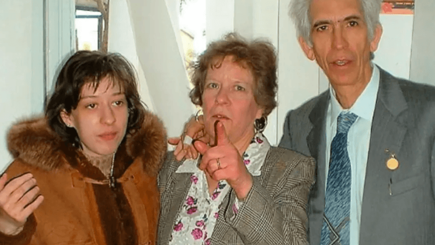 Corleone si è svegliata oggi avvolta in un silenzio irreale, rotto solo dalle sirene dei soccorsi in via Sgarlata. Nel cuore del centro storico, quella che tutti descrivono come una famiglia "dignitosa e unita" è stata cancellata in pochi istanti da un dramma della disperazione. Lucia Pecoraro, 78 anni, ha ucciso la figlia disabile Giuseppina Milone, di 47 anni, per poi togliersi la vita. A scoprire i corpi sono stati i Vigili del Fuoco e i sanitari del 118, allertati dai parenti preoccupati: Giuseppina aveva in programma una radiografia questa mattina, ma alle ripetute telefonate nessuno rispondeva.
