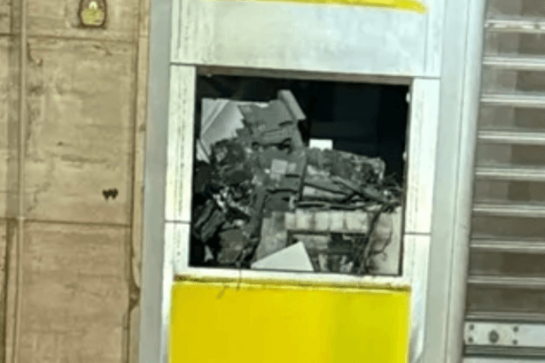 Un boato nella notte, detriti scagliati a metri di distanza e una fuga precipitosa a mani vuote. È il bilancio del violento tentativo di furto avvenuto la scorsa notte nel cuore del quartiere Zen, a Palermo. Nel mirino di una banda di criminali è finito lo sportello Postamat di via Gino Zappa, sventrato da un ordigno artigianale intorno alle 3 del mattino.