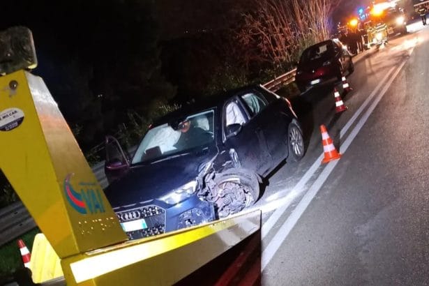 Incidente sulla Palermo-Sciacca all'altezza del Pagliarelli: scontro tra tre auto, grave 43enne Un grave incidente stradale ha paralizzato la viabilità nel tardo pomeriggio di oggi lungo lo scorrimento veloce Palermo-Sciacca (SS 624), trasformando la vigilia dell'Immacolata in un momento di paura e apprensione. Il sinistro è avvenuto all'altezza del carcere Pagliarelli, coinvolgendo tre autovetture in una carambola che ha bloccato completamente la circolazione in entrambi i sensi di marcia.