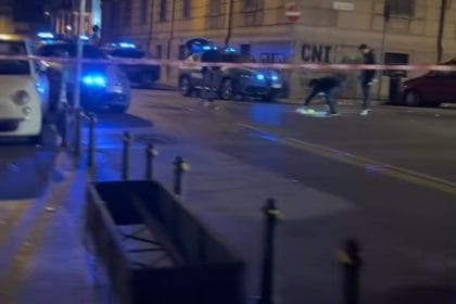 La sequenza di violenza non si è esaurita con la sparatoria. L’aggressore, nel tentativo di dileguarsi rapidamente, ha innescato una folle corsa a bordo di una Smart. Durante la fuga, giunto all'altezza di via Mazzini, l'auto ha travolto due pedoni prima di proseguire la sua corsa verso piazza Don Bosco, facendo perdere le proprie tracce.