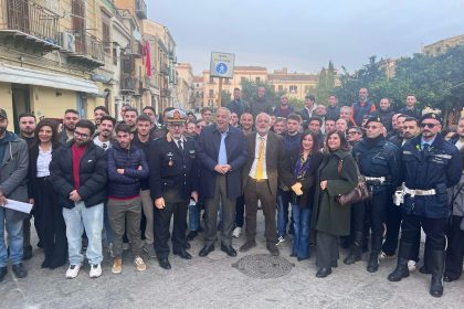 Pelermo - È andata in scena oggi, nella cornice del Teatro Garibaldi, la cerimonia di benvenuto per il primo scaglione di nuovi vigili urbani reclutati dal Comune di Palermo. All’evento hanno preso parte il sindaco Roberto Lagalla, l’assessore alla Polizia municipale Dario Falzone e il comandante del Corpo, Angelo Colucciello. Questi ingressi fanno parte di una manovra complessiva che vedrà l’impiego di 104 nuovi agenti, individuati tramite lo scorrimento di graduatorie di idonei di altre amministrazioni locali italiane. Nello specifico, 100 di questi rinforzi sono stati contrattualizzati grazie ai fondi del Decreto Sicurezza del Governo nazionale. La provenienza dei nuovi assunti è variegata: Ragusa (20), Termini Imerese (11), Nicolosi (1), Buccheri (1), Taranto (27), Teano (23) e Crotone (18). Ad oggi sono 77 i neo-agenti che hanno già siglato il contratto, mentre i restanti completeranno l'iter entro la fine dell'anno.