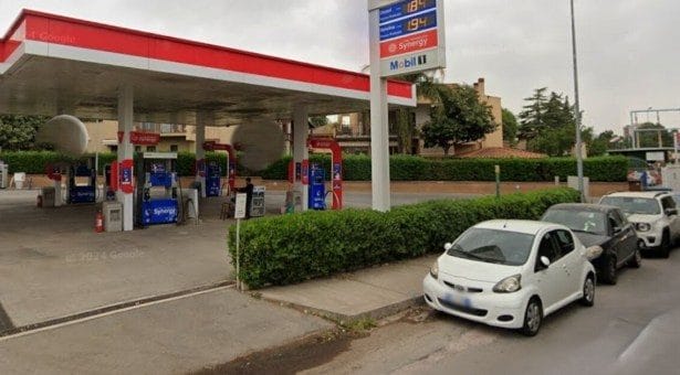 Tentativo di colpo nella notte lungo la circonvallazione di Palermo. Un commando composto da quattro persone, agendo con il volto coperto per sfuggire alle telecamere, ha preso di mira il distributore di carburante a marchio Esso situato in viale Regione Siciliana.