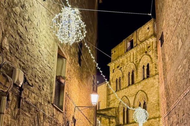 Incastonato tra i monti del palermitano, nel cuore delle Madonie, il comune di Gangi(borgo più bello d’Italia 2014) si immerge nella magia del Natale con un calendario ricco di eventi per grandi e piccini. Sono previsti fino all’undici gennaio (2026) concerti, presepe vivente, mercatini e tanto altro.