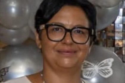 Un velo di tristezza è calato sulla comunità di Isola delle Femmine. Il paese costiero si è risvegliato attonito per la scomparsa prematura di Maria Laura Aiello, nota a tutti semplicemente come Emanuela. Aveva solo 45 anni. A spezzare la sua vita è stato un malore improvviso, un evento fatale e inaspettato che non le ha lasciato scampo, gettando nello sconforto chiunque la conoscesse. La notizia si è diffusa rapidamente tra i vicoli del borgo marinaro, lasciando increduli amici e vicini di casa che faticano a rassegnarsi a una perdita così ingiusta.