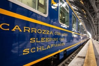 Torna anche a Pasqua 2026 il Sicilia Express, il treno speciale promosso dalla Regione Siciliana in collaborazione con FS Treni Turistici Italiani per favorire in occasione del prossimo periodo festivo il rientro dei siciliani residenti al nord. La partenza da Torino è fissata per il 2 aprile, con tappe finali a Palermo e a Siracusa; il ritorno è programmato per il successivo 7 aprile. La giunta regionale ha autorizzato oggi il finanziamento del servizio, con 153,4 mila euro di fondi del bilancio della Regione.