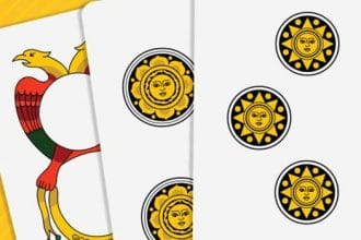 Il Tressette è uno dei giochi di carte più amati in Italia. Conosciuto per la sua semplicità e profondità strategica, è perfetto per giocatori di tutte le età. Molti si chiedono perché si chiama tressette: il nome deriva dal fatto che il gioco prevede inizialmente la distribuzione di tre carte a ciascun giocatore in alcune varianti, e dal punteggio base che ruota intorno al numero tre.