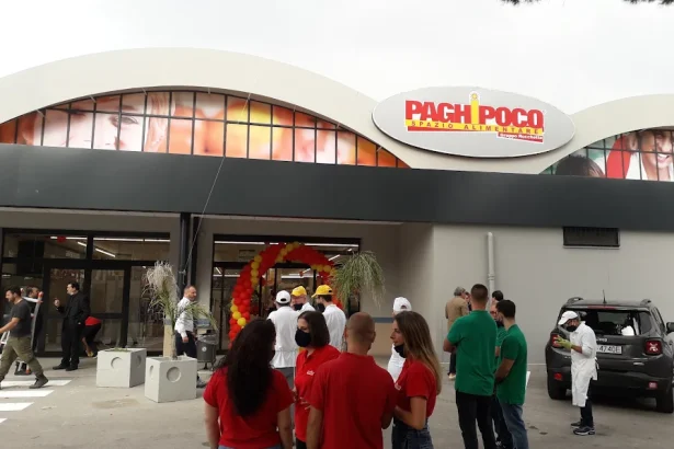 Colpo sventato nella notte tra il 26 e il 27 dicembre al supermercato "Paghi Poco" in via Tommaso Natale. Alle prime luci dell'alba, verso le 4 del mattino, almeno tre banditi hanno fatto irruzione nel punto vendita calandosi dal tetto dell'edificio.