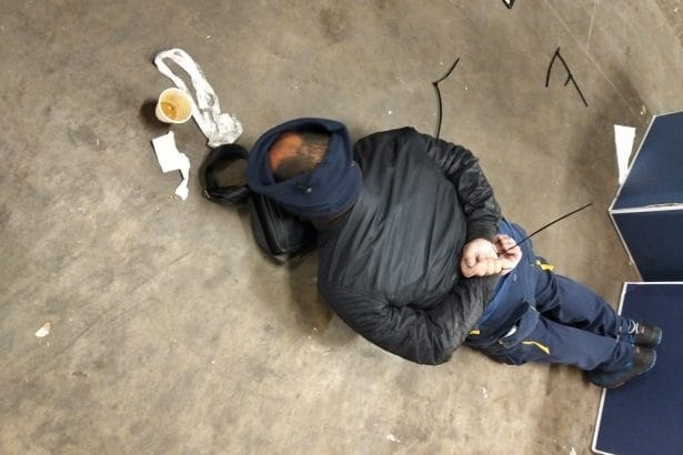 Rapina violenta all'Eurospin, due dipendenti sequestrati, legati picchiati FOTO Un episodio di violenza inaudita ha sconvolto l’alba di lunedì 15 dicembre al punto vendita Eurospin di via Castaldi a Catania. Due lavoratori, incaricati dell’apertura, sono stati sequestrati, legati mani e piedi e brutalmente maltrattati da quattro rapinatori armati di pistola che, non riuscendo ad aprire la cassaforte, hanno abbandonato le vittime in stato di shock.