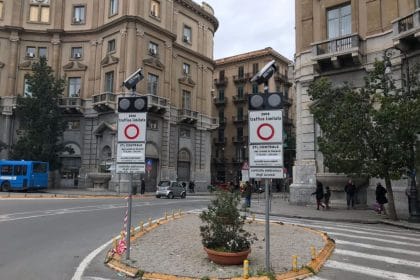 Palazzo delle Aquile accelera sulla mobilità sostenibile. La giunta comunale ha dato il via libera a un corposo pacchetto di provvedimenti che ridisegna la circolazione nel centro storico, trasformando diverse strade e piazze della Ztl in zone a uso esclusivo dei pedoni. Un intervento che, nelle parole del sindaco Roberto Lagalla, rappresenta un tassello cruciale per la rigenerazione urbana e la vivibilità della città.