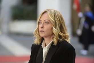 La presidente del consiglio Giorgia Meloni sta eseguendo, con un sorvolo in elicottero, un sopralluogo nelle zone colpite dal maltempo in Sicilia.