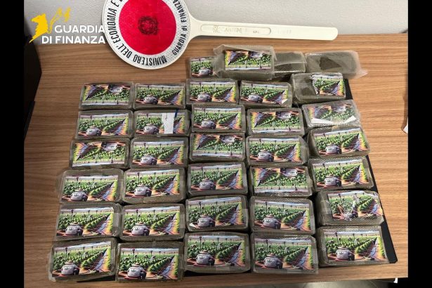 I finanzieri del Comando Provinciale di Palermo, nell’ambito di un’attività a contrasto del traffico di sostanze stupefacenti, coordinata dalla Procura della Repubblica presso il Tribunale di Palermo, hanno tratto in arresto 11 responsabili di traffico internazionale di stupefacenti. Altri 9 sono stati denunciati a piede libero. Nel corso delle operazioni i finanzieri hanno sequestrato kg 131 di hashish, kg 14 di marijuana e gr 1,703 di “WAX” (resina di marijuana) tra le province di Palermo, Trapani e Catania.