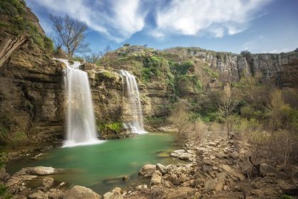 Dimenticate le atmosfere cupe dei film di Hollywood e il mito del "Padrino". C'è una Corleone diversa, verde e rigogliosa, che respira al ritmo della natura. Proprio qui, nel cuore pulsante dell'entroterra siciliano e a breve distanza dal centro storico, si nasconde la Cascata delle Due Rocche: uno scrigno di biodiversità che ha saputo conquistare il cuore di migliaia di visitatori, ottenendo ben 4.600 voti nel censimento "I Luoghi del Cuore" del FAI.
