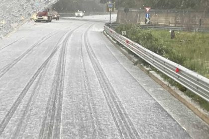 La Sicilia non esce dalla morsa del maltempo. Per domani, sabato 11 gennaio, la Protezione Civile regionale ha diramato un nuovo avviso di allerta meteo gialla, il terzo consecutivo in questa settimana segnata da piogge, vento e temperature in picchiata. A preoccupare sono soprattutto i versanti tirrenici e le zone nord-orientali dell'Isola, dove sono attesi rovesci anche a carattere temporalesco, con accumuli che potrebbero risultare localmente moderati lungo le coste da Palermo a Messina.