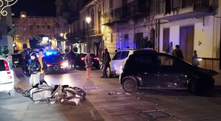 Misilmeri, schianto in corso IV Aprile: motociclista finisce in ospedale Scontro tra auto e scooter nel tardo pomeriggio a Misilmeri, lungo corso IV Aprile. Ad avere la peggio è stato il motociclista, che ha riportato ferite ed è stato immediatamente assistito dal personale sanitario del 118. L'uomo è stato successivamente trasferito in una struttura ospedaliera di Palermo per ricevere le cure necessarie.