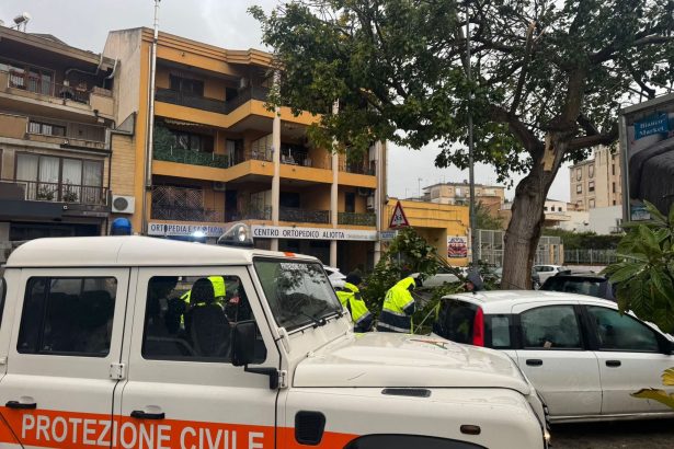 Crolli, alberi abbattuti e fiumi in piena: il bollettino dell'emergenza in Sicilia La Sicilia sta vivendo ore drammatiche a causa di un'ondata di maltempo senza precedenti. Il bollettino della Protezione Civile Regionale, aggiornato a mezzogiorno del 20 gennaio 2026, delinea un quadro critico: l'Isola è sferzata da piogge torrenziali, venti di burrasca e mareggiate distruttive che hanno già costretto 200 persone ad abbandonare le proprie abitazioni nelle province di Messina, Catania e Siracusa.