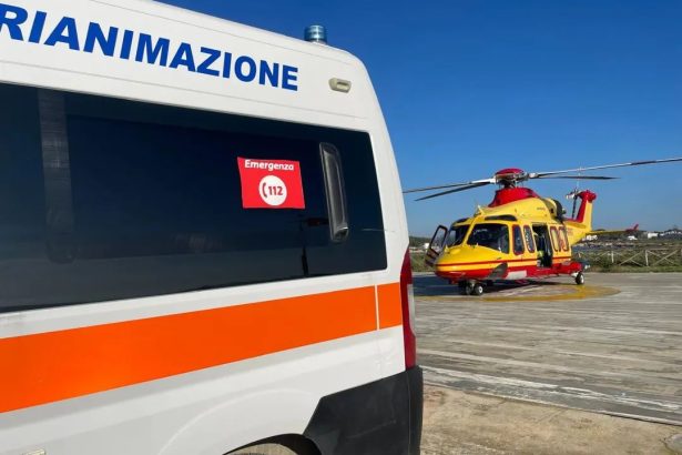 Ha un infarto a 35 anni, salvato grazie a telemedicina ed elisoccorso Una storia di sanità che funziona arriva da Favignana, dove nella giornata di ieri un intervento tempestivo e coordinato ha salvato la vita a un uomo colpito da infarto. Il protagonista è un 35enne di Trapani, presente sull’isola per ragioni lavorative, che intorno alle 14.30 si è recato al Presidio Territoriale di Emergenza (PTE) accusando un forte dolore al torace. Il personale sanitario del presidio, insieme ai medici della continuità assistenziale, ha subito avviato le procedure di emergenza.