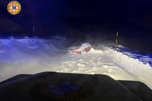 Drammatica operazione di soccorso sull'Etna durante la notte appena trascorsa: padre e figlia minorenni sono stati tratti in salvo dai tecnici del Soccorso Alpino e Speleologico Siciliano dopo essere rimasti intrappolati in condizioni meteo proibitive sul versante meridionale del vulcano.