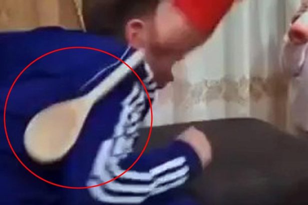 L'accusa di maltrattamento aggravato non sarebbe supportata da indizi che ne certifichino la gravità anche perché, al momento, l'unica contestazione è quella contenuta nel video pubblicato sui social dal figlio di 11 anni in cui si vede l'uomo picchiarlo ripetutamente con un cucchiaio di legno, insultandolo e urlandogli "io sono il tuo padrone".