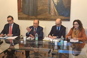 Il passaggio del ciclone Harry ha lasciato una ferita profonda in Sicilia, con una prima stima dei danni che raggiunge la cifra monstre di 741 milioni di euro. Il bilancio, ufficializzato dalla Protezione Civile regionale, fotografa un evento meteorologico di portata storica, superiore per intensità persino al distruttivo ciclone Athos del 2012.