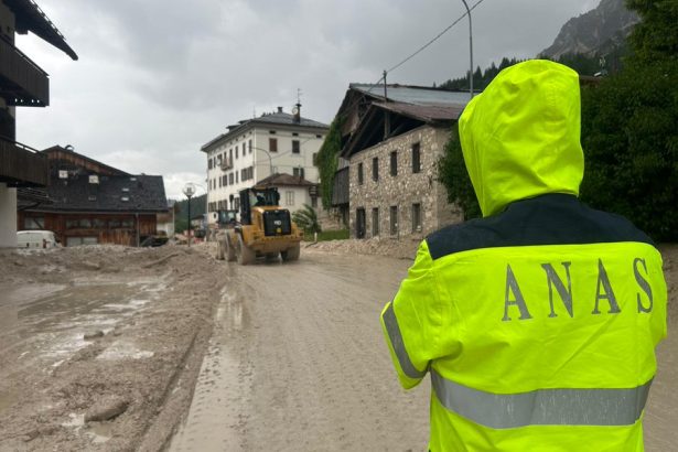 A partire dalla mattinata di domani, lunedì 19 gennaio 2026, e per le successive 24-36 ore, sono attesi venti di burrasca provenienti dai quadranti orientali sulla Sicilia, in estensione a Sardegna e Calabria, con un’intensificazione nella giornata di martedì fino a burrasca forte con raffiche di tempesta. Sono inoltre previste forti mareggiate lungo le coste esposte.