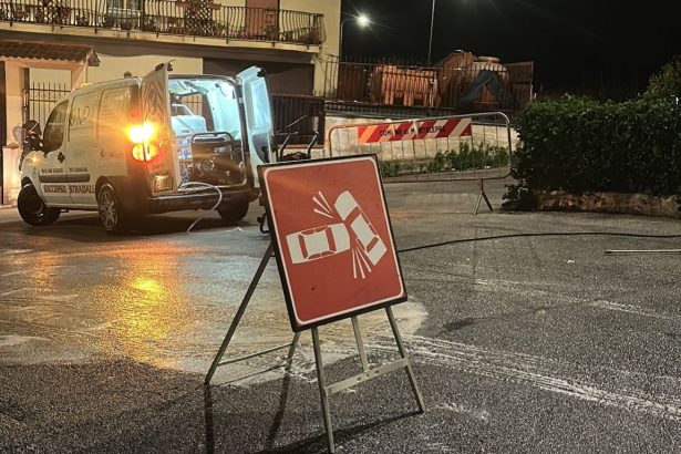 Una scia oleosa lunga oltre 650 metri ha trasformato via Madonna del Carmine, a Montelepre, in una pericolosa trappola per gli automobilisti. Lo sversamento, che ha interessato una superficie totale di circa 3.000 metri quadrati di carreggiata, ha causato un incidente stradale poche ore prima dell'intervento di bonifica: un’auto con a bordo due donne, a causa dell'asfalto reso viscido dal liquido, è slittata finendo violentemente contro il cancello di un'abitazione.