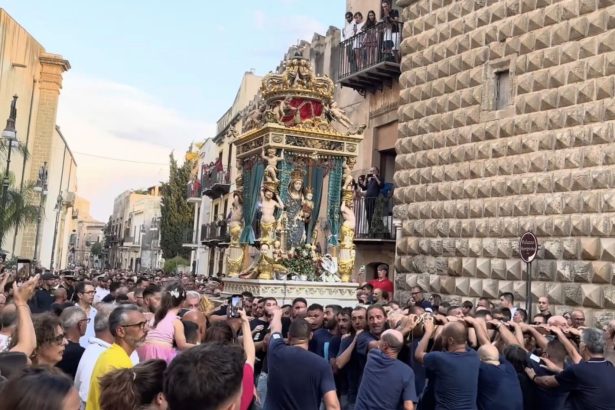 Sciacca si prepara a vivere giorni di intensa fede e profonda identità collettiva, ma anche un importante appuntamento con la propria storia. La comunità saccense rinnoverà, per la quattrocentesima volta, il proprio ringraziamento alla patrona Maria Santissima del Soccorso, nel 400° anniversario della miracolosa liberazione della città dalla peste. Il momento culminante delle celebrazioni sarà il 2 febbraio, al termine di un ricco programma di eventi religiosi e iniziative avviato il 22 gennaio, frutto della collaborazione tra la Chiesa e il comune di Sciacca. Come da tradizione, circa cento pescatori porteranno a spalla e a piedi scalzi, lungo le vie e le piazze del centro storico, la statua in marmo bianco di Carrara raffigurante Maria Santissima del Soccorso. L’opera, giunta a Sciacca via mare nel 1503, è stata realizzata dagli scultori Giuliano Mancino e Bartolomeo Birrittaro. Si rinnoverà così il solenne "Voto" del 2 febbraio 1626, quando la città, duramente colpita dalla peste che imperversava in tutta la Sicilia, si affidò alla protezione della Madonna del Soccorso chiedendo la salvezza. Un atto di fede e riconoscenza che ancora oggi unisce l’intera comunità e che viene rinnovato ogni anno con la stessa intensità e partecipazione.