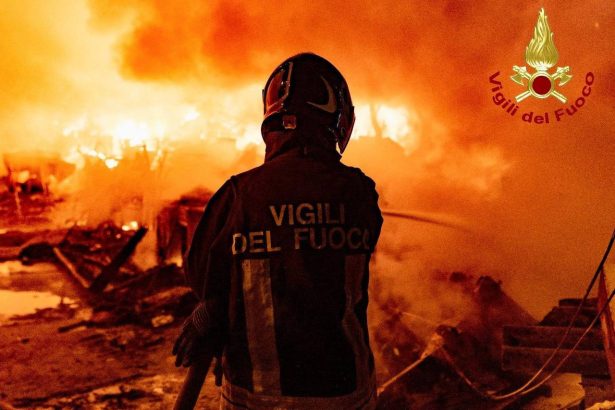 Sono stati 770 stanotte gli interventi dei vigili del fuoco per incendi riconducibili ai festeggiamenti di Capodanno, 112 in meno rispetto allo scorso anno, quando furono 882.   Il numero maggiore in Emilia Romagna, dove sono stati 114. Gli altri interventi sono stati in Lombardia 113, Veneto e Trentino Alto Adige 77, Campania e Toscana 69, Puglia 68, Piemonte 63, Lazio 61, Friuli Venezia Giulia 36, Liguria 31, Marche 24, Sicilia 16, Abruzzo 12, Basilicata 8, Calabria 6, Umbria 3, Sardegna e Molise 0.    