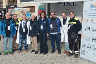 PALERMO 18 GENNAIO 2026 – La prevenzione esce dagli ambulatori e incontra i cittadini nei luoghi simbolo della città. È positivo il bilancio dell’Influ Day promosso dall’Azienda Sanitaria Provinciale di Palermo, che tra sabato e domenica a Piazza Castelnuovo e domenica allo Stadio Renzo Barbera ha consentito di effettuare centinaia di vaccinazioni antinfluenzali.