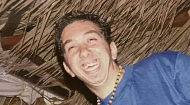 Ha un nome e un volto la vittima del tragico incidente avvenuto all'alba di oggi sulla statale 188. Si chiamava Calogero Ippolito, aveva 40 anni ed era un apprezzato chef originario di Gibellina. Una vita spezzata in un attimo, intorno alle 6:20 del mattino, mentre percorreva la strada nei pressi della cantina Corbera, in territorio di Montevago.