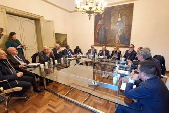 Insediata questa mattina a Palazzo d'Orléans la cabina di regia operativa della Presidenza della Regione per l'emergenza maltempo che ha colpito la Sicilia. «Stiamo agendo in maniera più che tempestiva anche perché - ha dichiarato il presidente della Regione Renato Schifani - nel sopralluogo che ho effettuato lo scorso fine settimana nei luoghi colpiti dal ciclone Harry ho potuto toccare con mano la disperazione della gente. I siciliani si aspettano che le istituzioni siano al loro fianco. E noi lo faremo, con grande senso di responsabilità. Mi aspetto la massima collaborazione tra tutti gli uffici della Regione. Ho chiesto che non si lavori per compartimenti stagni».