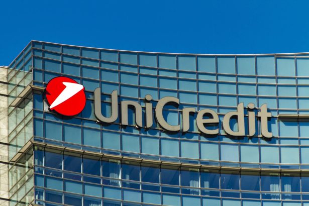 Nuove porte aperte nel mondo bancario per i giovani. Unicredit ha lanciato una campagna di reclutamento rivolta ai neolaureati che sognano una carriera nella finanza, ma con una formula innovativa che supera il classico "posto fisso" d'ufficio. Il gruppo bancario è alla ricerca di Buddy Advisor, una figura professionale ibrida che unisce la sicurezza del lavoro dipendente alla dinamicità della libera professione.