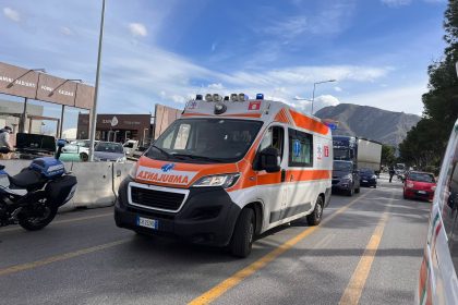 Mattinata complicata per la viabilità palermitana a causa di un grave incidente avvenuto lungo viale Regione Siciliana, in direzione Trapani, nei pressi dell’attività commerciale Oiveri. Nel sinistro sono rimasti coinvolti un mezzo pesante e due automobili, con conseguenze immediate sul traffico dell’arteria principale della città.