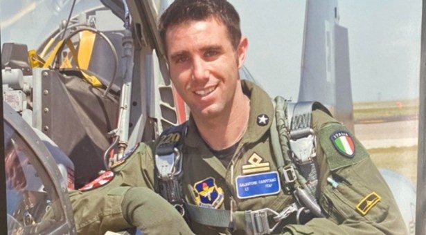 Il tricolore vola a mezz’asta in Arizona e a Catania, piangendo la prematura scomparsa di un ufficiale d’eccellenza. Il Maggiore Salvatore Carpitano, 35 anni, è rimasto vittima di un tragico incidente stradale avvenuto nei pressi della base militare statunitense dove prestava servizio. Carpitano, originario della città etnea, era una figura di spicco della Rappresentanza dell’Aeronautica Militare Italiana (RAMI) negli Stati Uniti, dove ricopriva il prestigioso incarico di istruttore di F-35.