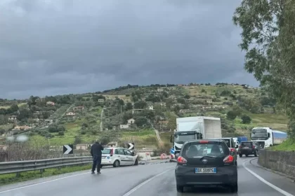 Dolore sulla strada statale 121 "Catanese". Un terribile incidente stradale, avvenuto nei pressi della zona Coda di Volpe, nel territorio di Misilmeri, ha strappato la vita a tre persone. Lo scontro, violentissimo, ha coinvolto un mezzo pesante e un’automedica che stava rientrando da un servizio di assistenza sanitaria.